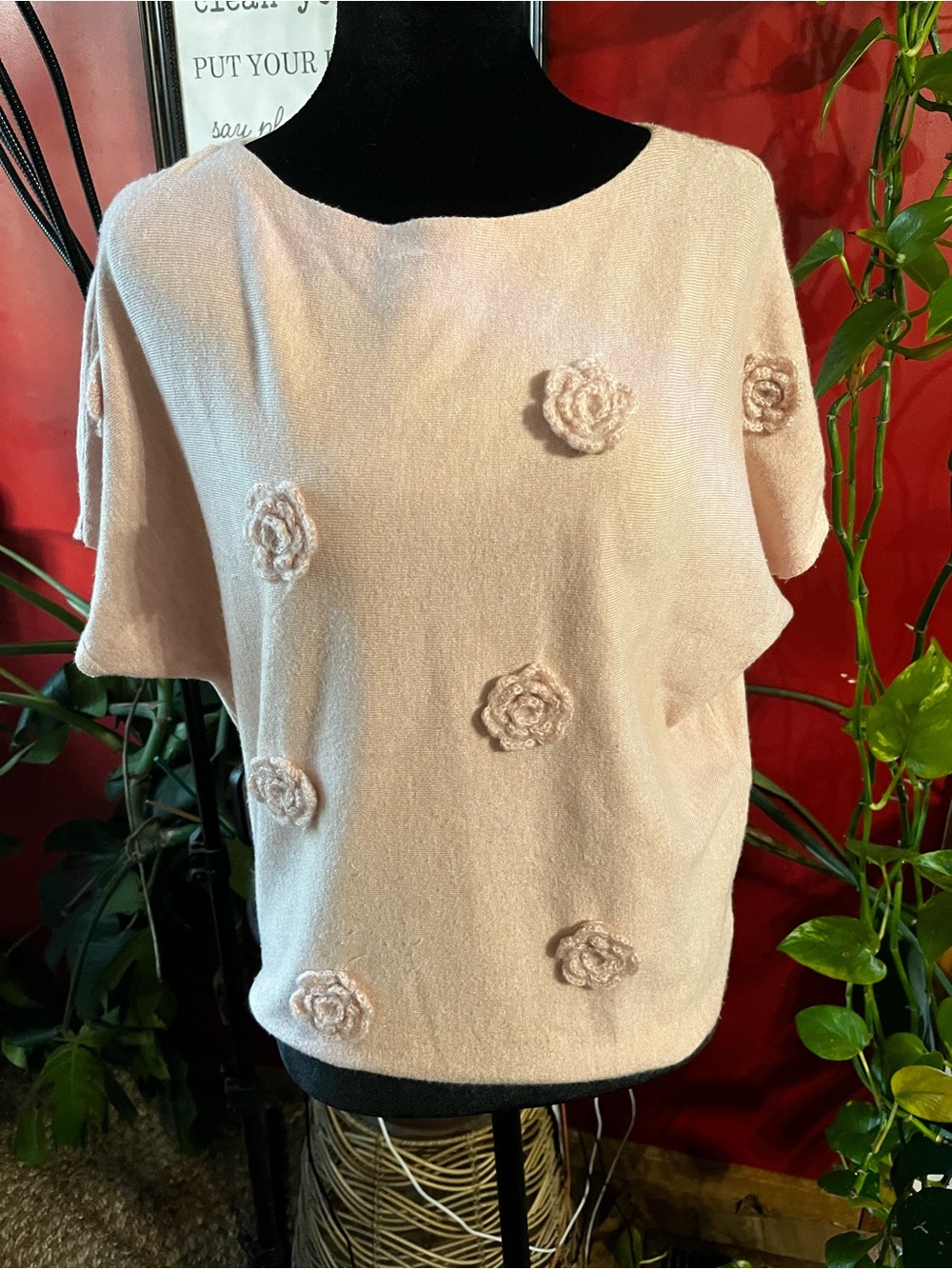 Women's Light Pink Floral Appliqué Short Sleeve Knit Top